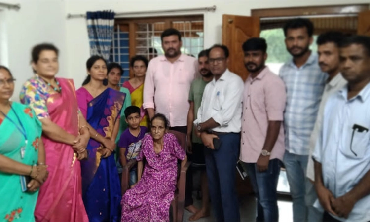ಮಗನ ಮನವೊಲಿಸಿ ಅಮ್ಮನನ್ನು ಮನೆಗೆ ಸೇರಿಸಿದ ತಹಶೀಲ್ದಾರ್‌