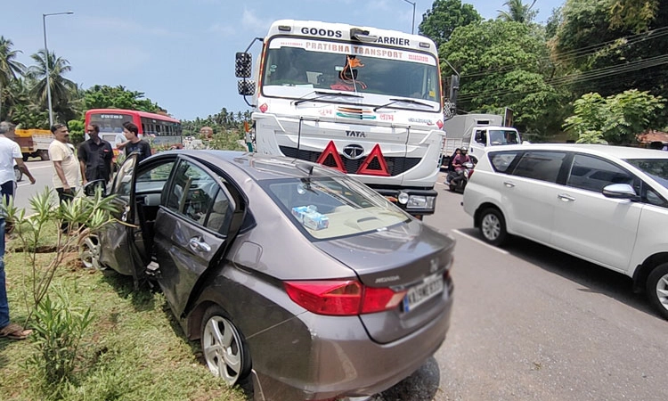 Road Mishap ಕಾಪು: ಟ್ರಕ್‌ ಢಿಕ್ಕಿ; ಕಾರು ಜಖಂ