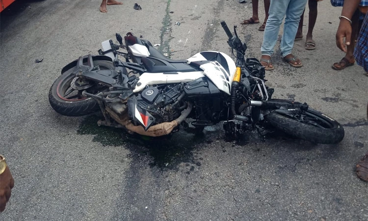 Road Mishap; ಗುಂಡ್ಲುಪೇಟೆ: ಬೈಕ್-ಕಾರು ಅಪಘಾತ: ಸವಾರ ಸಾವು