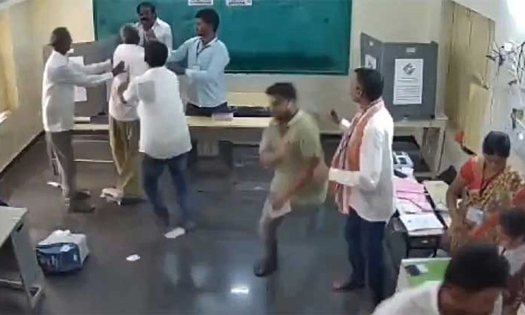 Loksabha poll: ಇವಿಎಂ ನೆಲಕ್ಕೆ ಎಸೆದು ಪುಡಿಗೈದ ಶಾಸಕ, ಕೃತ್ಯ ಸಿಸಿಟಿವಿಯಲ್ಲಿ ಸೆರೆ
