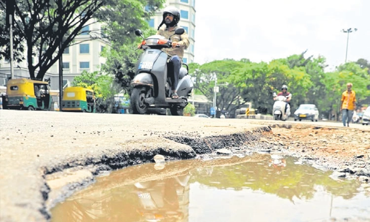 Bengaluru Road: ಮಳೆ ನಿಂತ ನಂತರ ರಸ್ತೆ ಗುಂಡಿ ದುರಸ್ತಿ  ಶುರು 