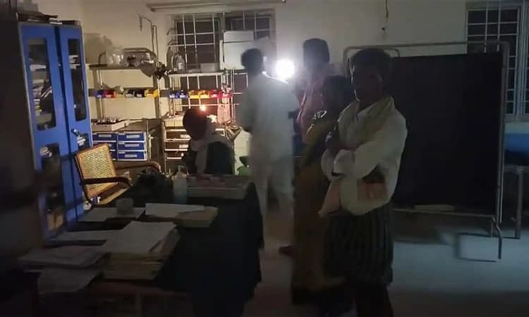 Molakalmuru ಆಸ್ಪತ್ರೆಯಲ್ಲಿ ಮೊಂಬತ್ತಿಯಲ್ಲಿ ಚಿಕಿತ್ಸೆ!