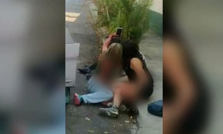 ಅಪಘಾತದಿಂದ ತೀವ್ರ ಗಾಯ: ಆಂಬ್ಯುಲೆನ್ಸ್ ಬರುವವರೆಗೆ ಸೆಲ್ಫಿಗೆ ಪೋಸ್‌ ಕೊಟ್ಟ ಯುವತಿಯರು.!