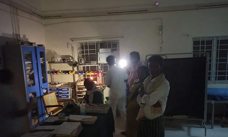 Chitradurga: ಮಳೆಯಿಂದ ವಿದ್ಯುತ್‌ ಕಡಿತ; ಮೊಬೈಲ್ ಬ್ಯಾಟರಿಯ ಬೆಳಕಿನಲ್ಲೇ ರೋಗಿಗೆ ಚಿಕಿತ್ಸೆ