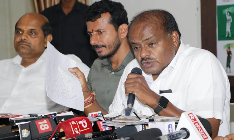 ನಮ್ಮ ಕುಟುಂಬದ ದೂರವಾಣಿ ಕದ್ದಾಲಿಕೆ: ಎಚ್‌ಡಿಕೆ ಆರೋಪ