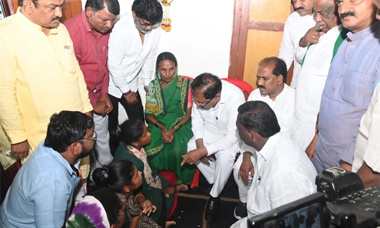 Hubballi; ನೇಹಾ, ಅಂಜಲಿ ನಿವಾಸಗಳಿಗೆ ಡಾ.ಜಿ.ಪರಮೇಶ್ವರ್ ಭೇಟಿ