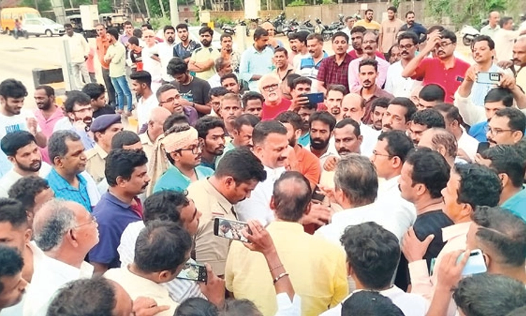 Gundmi Toll Plaza ಸ್ಥಳೀಯರಿಗೆ ಟೋಲ್‌ ಬರೆ; ಟೋಲ್‌ಗೆ ಮುತ್ತಿಗೆ; ರಸ್ತೆ ತಡೆ ಪ್ರತಿಭಟನೆ