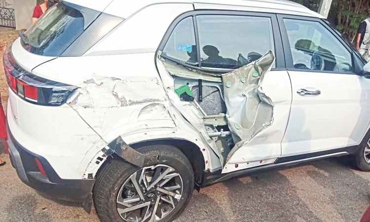 Road mishap ಕುಂಭಾಶಿ: ಕಾರಿಗೆ ಬಸ್‌ ಢಿಕ್ಕಿ; ಜಖಂ