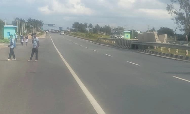 National Highway: ಶಾಲೆಗೆ ಹೋಗಲು ಮಕ್ಕಳಿಗೆ ಹೆದ್ದಾರಿಯೇ ಕಂಟಕ