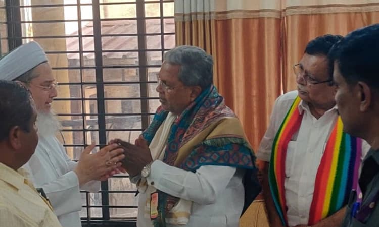 Vijayapura: ಹಾಸಿಂಪೀರ್ ದರ್ಗಾ ದರ್ಶನ ಪಡೆದ ಸಿಎಂ ಸಿದ್ದರಾಮಯ್ಯ