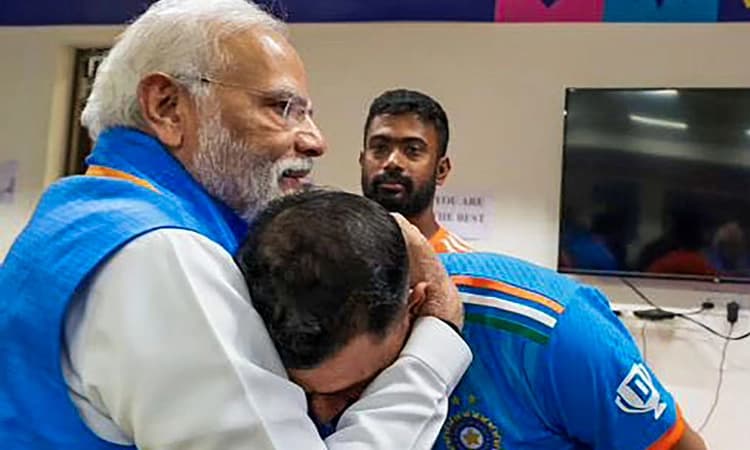 World Cup;ಡ್ರೆಸ್ಸಿಂಗ್ ರೂಮ್ ನಲ್ಲಿ ಶಮಿ ಎದೆಗಾನಿಸಿಕೊಂಡ ಪ್ರಧಾನಿ ಮೋದಿ: ಫೋಟೋ ವೈರಲ್