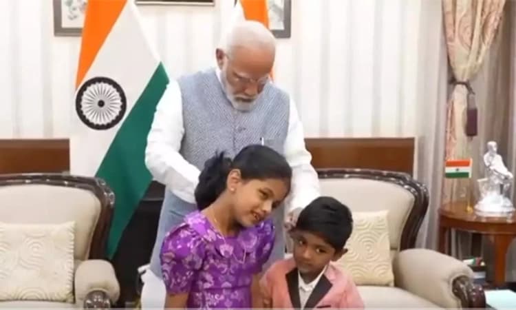 Narendra Modi: ಮಕ್ಕಳೊಂದಿಗೆ ಮಗುವಾದ ಪ್ರಧಾನಿ