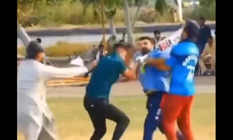 Viral: ರನೌಟ್‌ ಮಾಡಿದ್ದಕ್ಕೆ‌ ಸಿಟ್ಟು; ಬ್ಯಾಟ್‌ನಿಂದ ಪರಸ್ಪರ ಹೊಡೆದಾಡಿಕೊಂಡ ಆಟಗಾರರು