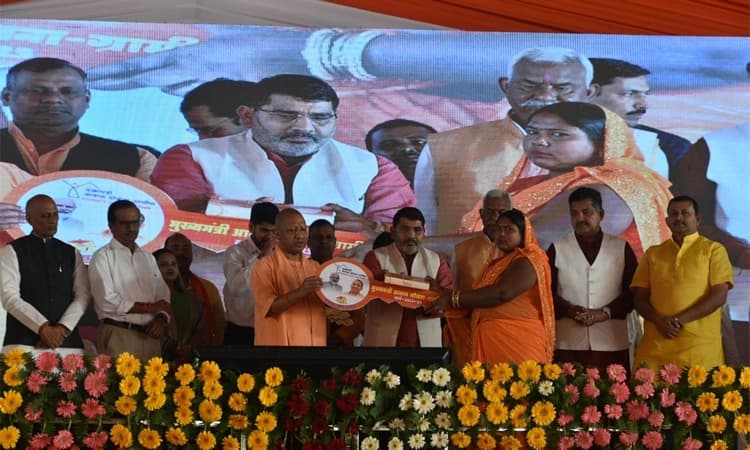 Deepavali: ಅರಣ್ಯವಾಸಿಗಳ ಜತೆಗೆ ಉ.ಪ್ರ. ಸಿಎಂ ಯೋಗಿ ಆದಿತ್ಯನಾಥ್‌ ದೀಪಾವಳಿ