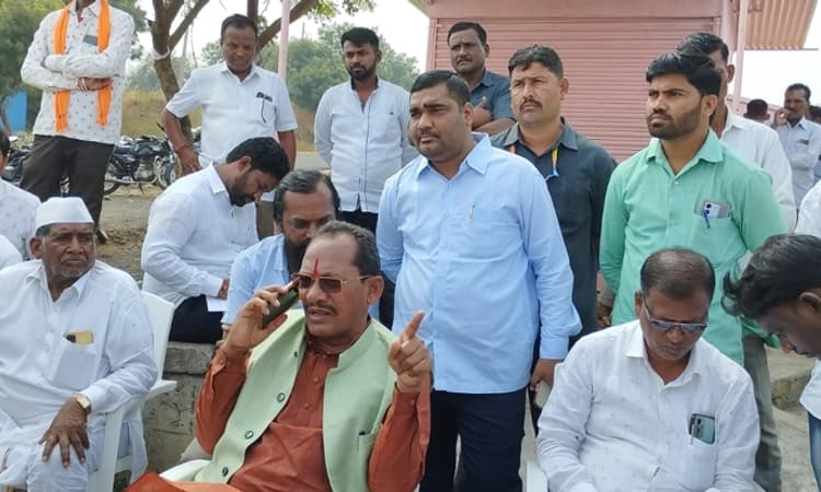 Prabhu Chavan: ಸಮಯಕ್ಕೆ ಸರಿಯಾಗಿ ಬಾರದ ಕಂದಾಯ ಇಲಾಖೆಯ ಸಿಬ್ಬಂದಿಗಳ ಚಳಿ ಬಿಡಿಸಿದ ಶಾಸಕ