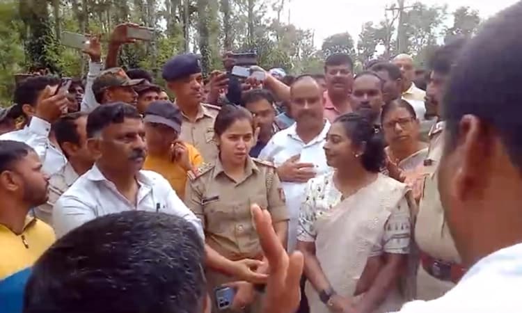 Protest: ನಿಮಗೆ ಇನ್ನೆಷ್ಟು ಬಲಿ ಬೇಕು… ಅರಣ್ಯ ಅಧಿಕಾರಿಗಳ ವಿರುದ್ಧ ಸ್ಥಳೀಯರ ಆಕ್ರೋಶ