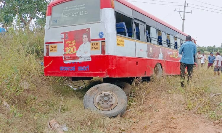 Gudibande: ಚಾಲಕನ ಅಜಾಗ್ರತೆ; 12ಕ್ಕೂ ಹೆಚ್ಚು ಪ್ರಯಾಣಿಕರಿಗೆ ಗಾಯ