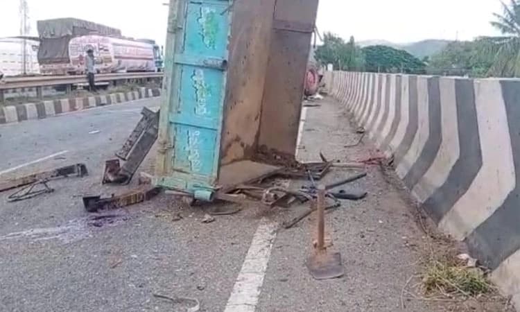 ಚಿತ್ರದುರ್ಗ: ರಾಷ್ಟ್ರೀಯ ಹೆದ್ದಾರಿ 4ರಲ್ಲಿ ಸರಣಿ ಅಪಘಾತ, ಇಬ್ಬರು ಸಾವು, ಮೂವರು ಗಂಭೀರ