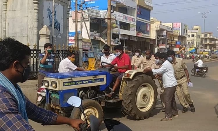 ಸಂಚಾರ ನಿಯಂತ್ರಣಕ್ಕೆ ಪೊಲೀಸರ ಹೆಣಗಾಟ
