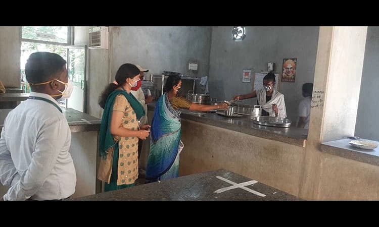 ನಗರದಲ್ಲಿ ಹಸಿದವರಿಗೆ ಉಚಿತ ಊಟ