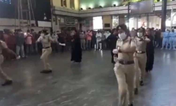 ಡ್ಯಾನ್ಸ್ ಮೂಲಕ ಕೋವಿಡ್ ಜಾಗೃತಿ ಮೂಡಿಸಿದ ಪೊಲೀಸರು