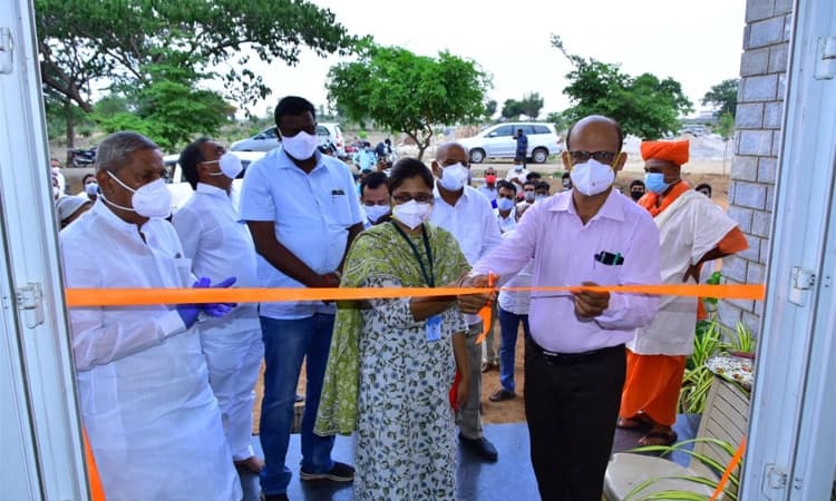 ಗವಿಮಠದಲ್ಲಿ ನಿರ್ಮಾಣಗೊಂಡ 100 ಆಕ್ಸಿಜನ್ ಬೆಡ್ ಗಳ ಕೋವಿಡ್ ಆಸ್ಪತ್ರೆ ಲೋಕಾರ್ಪಣೆ