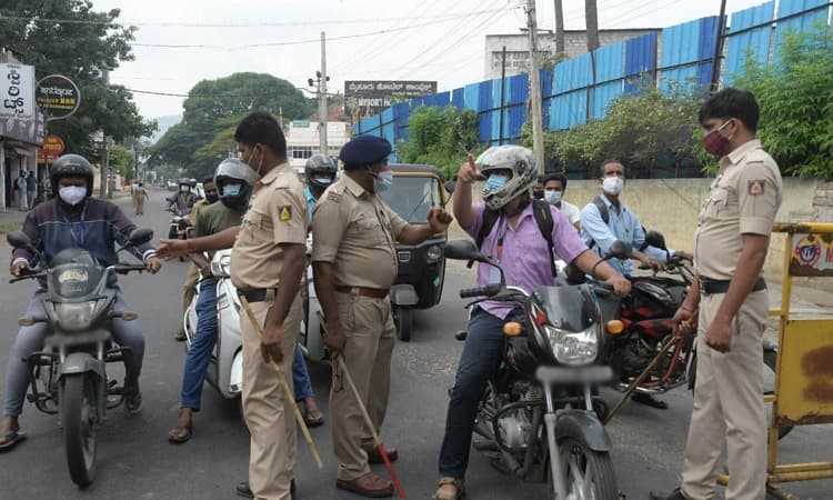 ರಾಜ್ಯದಲ್ಲಿ ಲಾಕ್‌ಡೌನ್‌ ಆರಂಭ, ವಾಣಿಜ್ಯ ವಹಿವಾಟು ಪೂರ್ಣ ಸ್ತಬ್ಧ : ಲಾಠಿ ಬಳಕೆಗೆ ಕಡಿವಾಣ