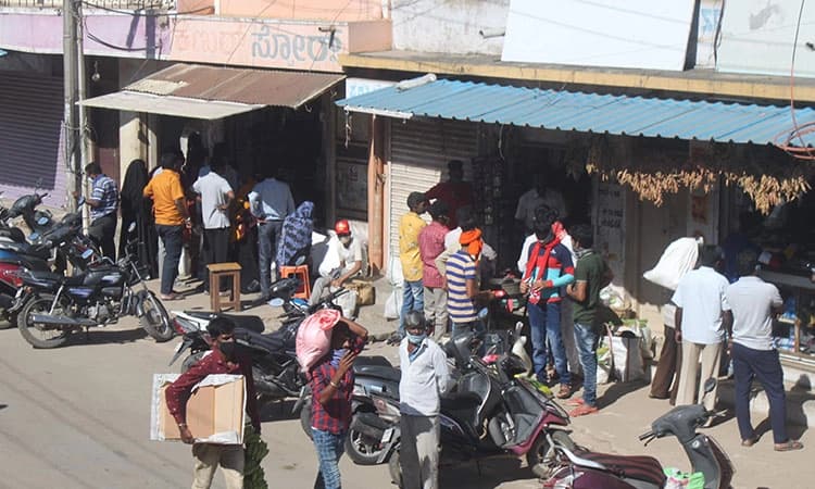 ಲಾಕ್‌ಡೌನ್‌ ಹಿನ್ನೆಲೆ: ಅಗತ್ಯ ವಸ್ತು ಖರೀದಿಸಿದ ಜನ
