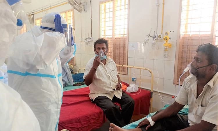 ಪಿಪಿಇ ಕಿಟ್‌ ಧರಿಸಿ ರೋಗಿಗಳ ಆರೋಗ್ಯ ವಿಚಾರಿಸಿದ ಸಚಿವ