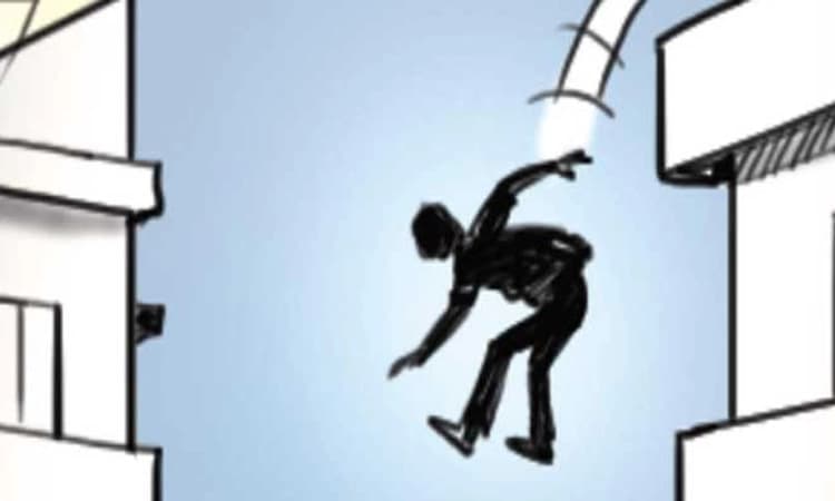 ಸರ್ಕಾರಿ ಆಸ್ಪತ್ರೆ ಕಟ್ಟಡದಿಂದ ಜಿಗಿದು ಕೋವಿಡ್ ಸೋಂಕಿತ ಆತ್ಮಹತ್ಯೆ