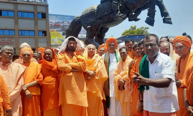 Hubli; ಸಭೆ ಮೊಟಕುಗೊಳಿಸಿದ ಅಧಿಕಾರಿಗಳು; ಪ್ರತಿಭಟನೆ ನಡೆಸಿದ ಮಠಾಧೀಶರು