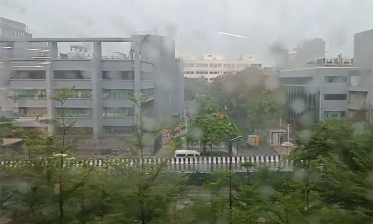 Bengaluru ತಂಪೆರೆದ ವರುಣ; ಕೆಲವೆಡೆ ಹಾನಿ: 4 ದಿನ ಮುಂದುವರಿಯುವ ಸಾಧ್ಯತೆ