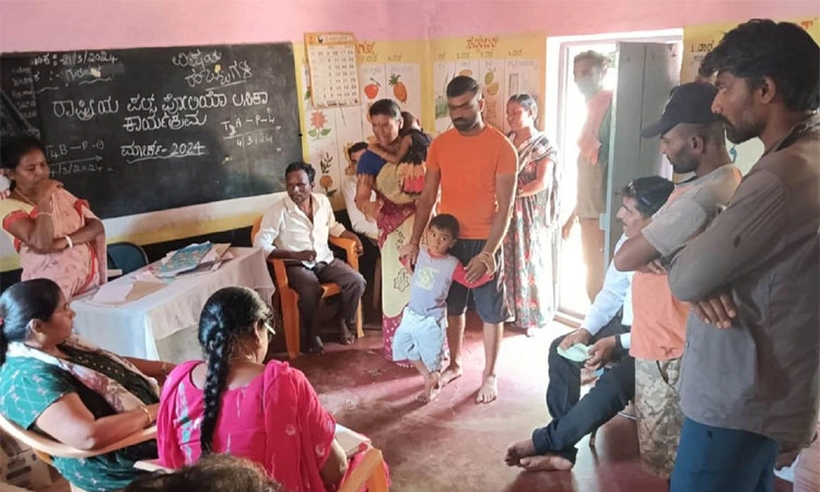 Hunsur: ಅಂಗನವಾಡಿ ಕೇಂದ್ರ ಅಸಮರ್ಪಕ ನಿರ್ವಹಣೆ, ಬೀಗ ಜಡಿದು ಗ್ರಾಮಸ್ಥರ ಆಕ್ರೋಶ