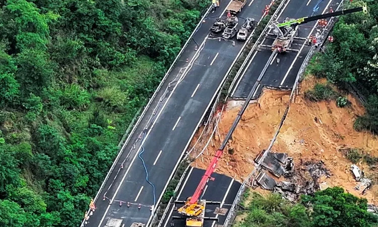 China: ಭಾರೀ ಮಳೆಗೆ ಕುಸಿದ ಹೈವೇ: ಚೀನಾದಲ್ಲಿ ಕನಿಷ್ಠ 48 ಸಾವು