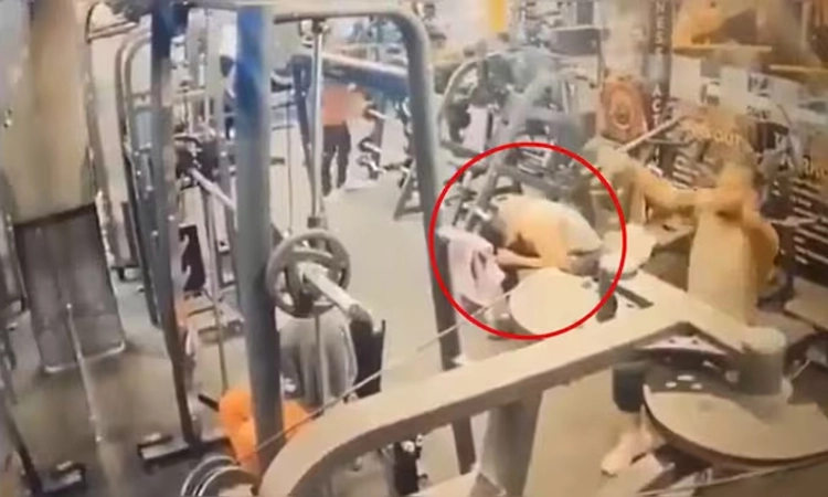 Video: Gymನಲ್ಲಿ ವರ್ಕ್ ಔಟ್ ಮಾಡುತ್ತಿದ್ದ ವ್ಯಕ್ತಿ ಇದ್ದಕಿದ್ದಂತೆ ಕುಸಿದು ಬಿದ್ದು ಮೃತ್ಯು
