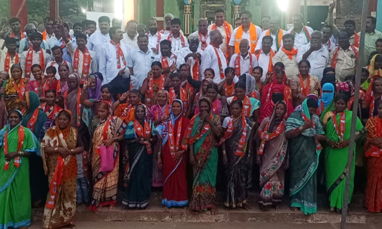 ಬೆನಕಟ್ಟಿ: SC/ST ಯ 200ಕ್ಕೂ ಹೆಚ್ಚು ಕಾಂಗ್ರೆಸ್ ಕಾರ್ಯಕರ್ತರು ಬಿಜೆಪಿಗೆ ಸೇರ್ಪಡೆ