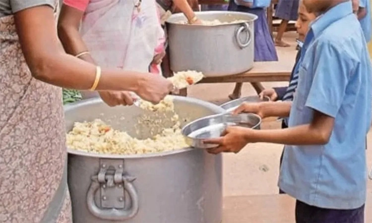 Udupi ಬಿಸಿಲಲ್ಲಿ ಬಿಸಿಯೂಟ ಸೇವಿಸಲು ವಿದ್ಯಾರ್ಥಿಗಳ ನಿರಾಸಕ್ತಿ