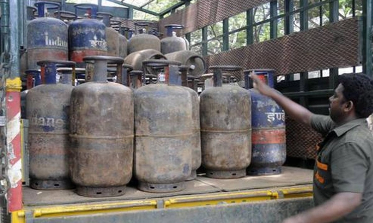 LPG Cylinder: ವಾಣಿಜ್ಯ ಎಲ್‌ಪಿಜಿ ಸಿಲಿಂಡರ್‌ 19 ರೂ. ಇಳಿಕೆ; ಬೆಂಗಳೂರಿನಲ್ಲಿ 1825 ರೂ.