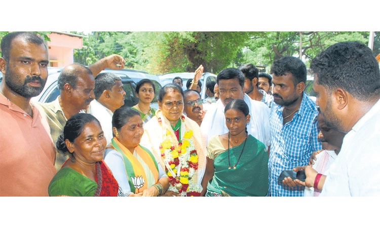 LS Polls: ಸಂಸದರ ಅಭಿವೃದ್ಧಿ ಕಾರ್ಯದಿಂದ ಕಾಂಗ್ರೆಸ್‌ಗೆ ನಡುಕ: ಗಾಯತ್ರಿ