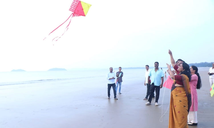 K’taka’sಸುವರ್ಣ ಸಂಭ್ರಮ:ಟ್ಯಾಗೋರ್ ಕಡಲತೀರದಲ್ಲಿ ಗಾಳಿಪಟ ಹಾರಿಸಿದ ಜಿಲ್ಲಾಧಿಕಾರಿ ಗಂಗೂಬಾಯಿ