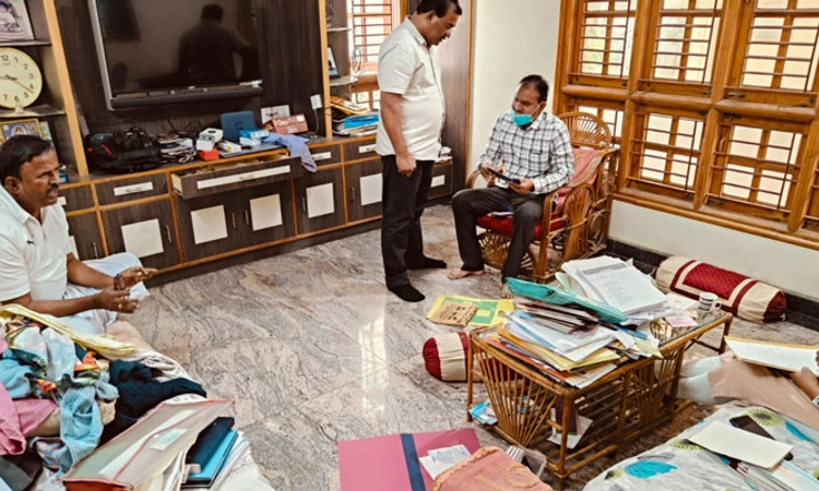 Lokayukta Raid; ಹಲವೆಡೆ ಲೋಕಾ ದಾಳಿ; ಬೇನಾಮಿ ಕಾರು, ರಿವಾಲ್ವರ್, ಬಂಗಾರ ಪತ್ತೆ