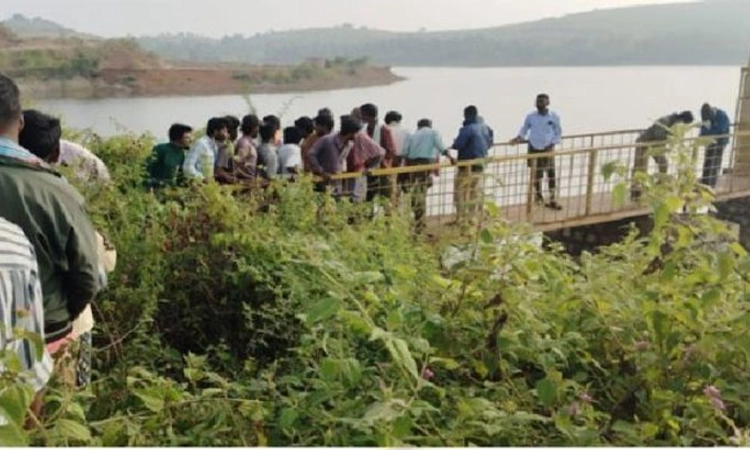 Tumakuru; ಕೆರೆಗೆ ಧುಮುಕಿದ ಕಾರು : ಒಂದೇ ಕುಟುಂಬದ ಮೂವರು ಮೃತ್ಯು