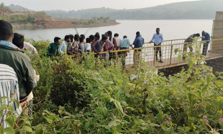 Tumkur: ಚಾಲಕನ ನಿಯಂತ್ರಣ ತಪ್ಪಿ ಕೆರೆಗೆ ಬಿದ್ದ ಕಾರು; ಮೂವರ ದುರ್ಮರಣ