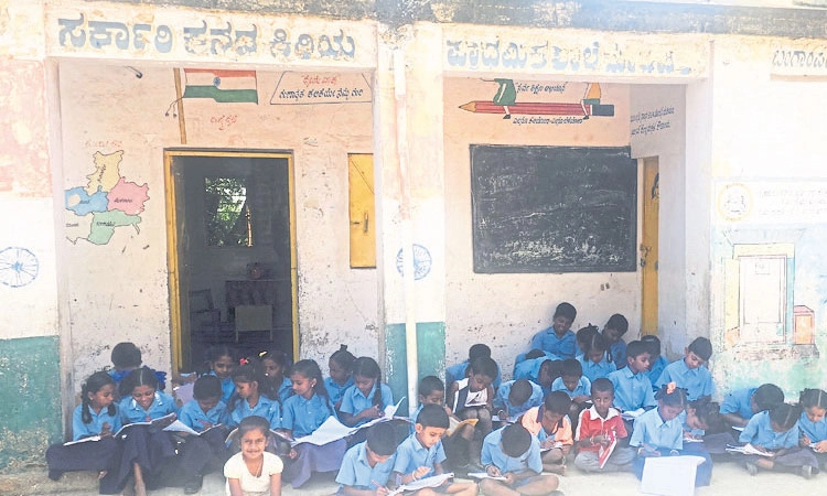 Manchahalli school: ಮಂಚಹಳ್ಳಿ ಶಾಲಾ ಕಟ್ಟಡ ದುರಸ್ತಿಗೆ ನಿರ್ಲಕ್ಷ್ಯ