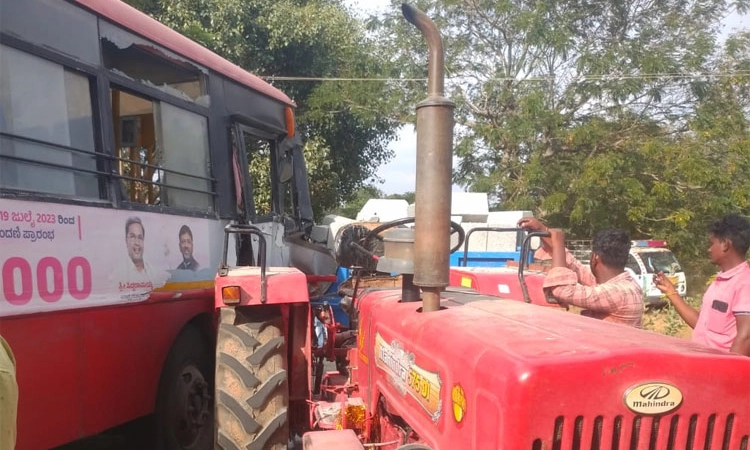 Road Mishap; ಟ್ರ್ಯಾಕ್ಟರ್- ಬಸ್ ಢಿಕ್ಕಿ; ಚಾಲಕನಿಗೆ ಗಾಯ