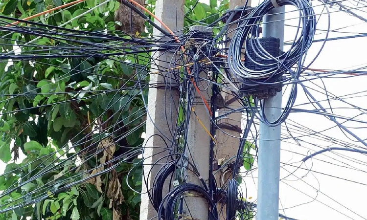 OFC Cable Wires: ಅಪಘಾತ ಆಹ್ವಾನಿಸುವ ಓಎಫ್ ಸಿ ಕೇಬಲ್‌ಗ‌ಳು