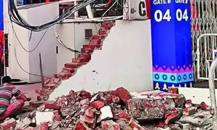 Cricket: ಈಡನ್‌ ಮೈದಾನದಲ್ಲಿ ಗೋಡೆ ಕುಸಿತ!