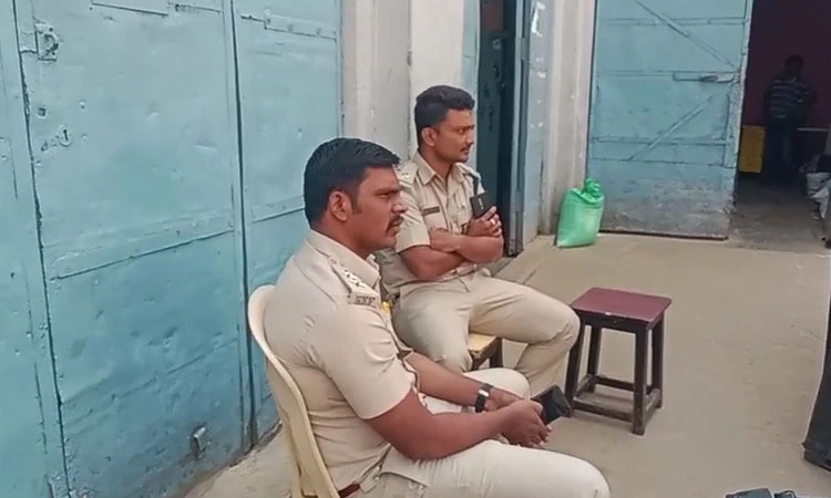 Dattapeetaಶಾಖಾದ್ರಿ ಹುಲಿ ಚರ್ಮದ ಮೇಲೆ ಕುಳಿತಿರುವ ಫೋಟೊ ವೈರಲ್;ಅರಣ್ಯಾಧಿಕಾರಿಗಳ ತಂಡ ಭೇಟಿ