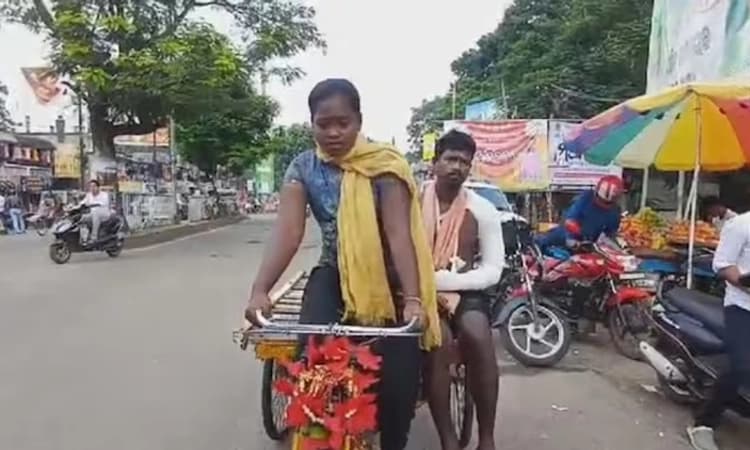 Odisha: ಗಾಯಗೊಂಡ ತಂದೆಯ ಚಿಕಿತ್ಸೆಗಾಗಿ 35 ಕಿ.ಮೀ. ಸೈಕಲ್ ರಿಕ್ಷಾ ತುಳಿದ ಮಗಳು