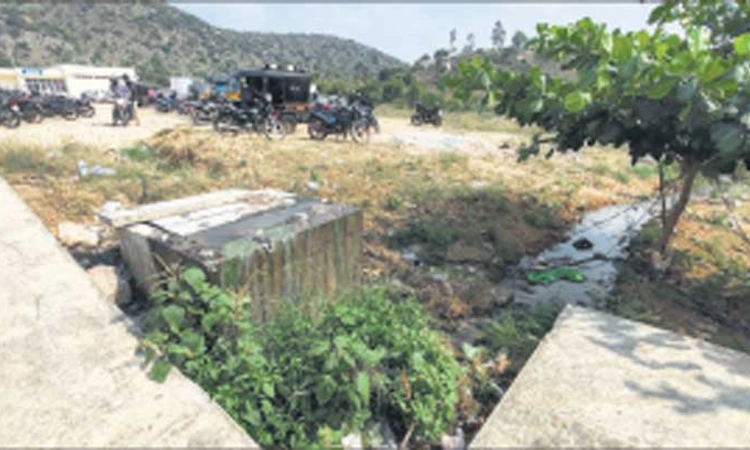 Chamarajanagar: ಸ್ಥಳೀಯರು ಹೈರಾಣ; ರೋಗಕ್ಕೆ ಆಹ್ವಾನದಂತಿರುವ ಸಿಮ್ಸ್‌ ಆಸ್ಪತ್ರೆ